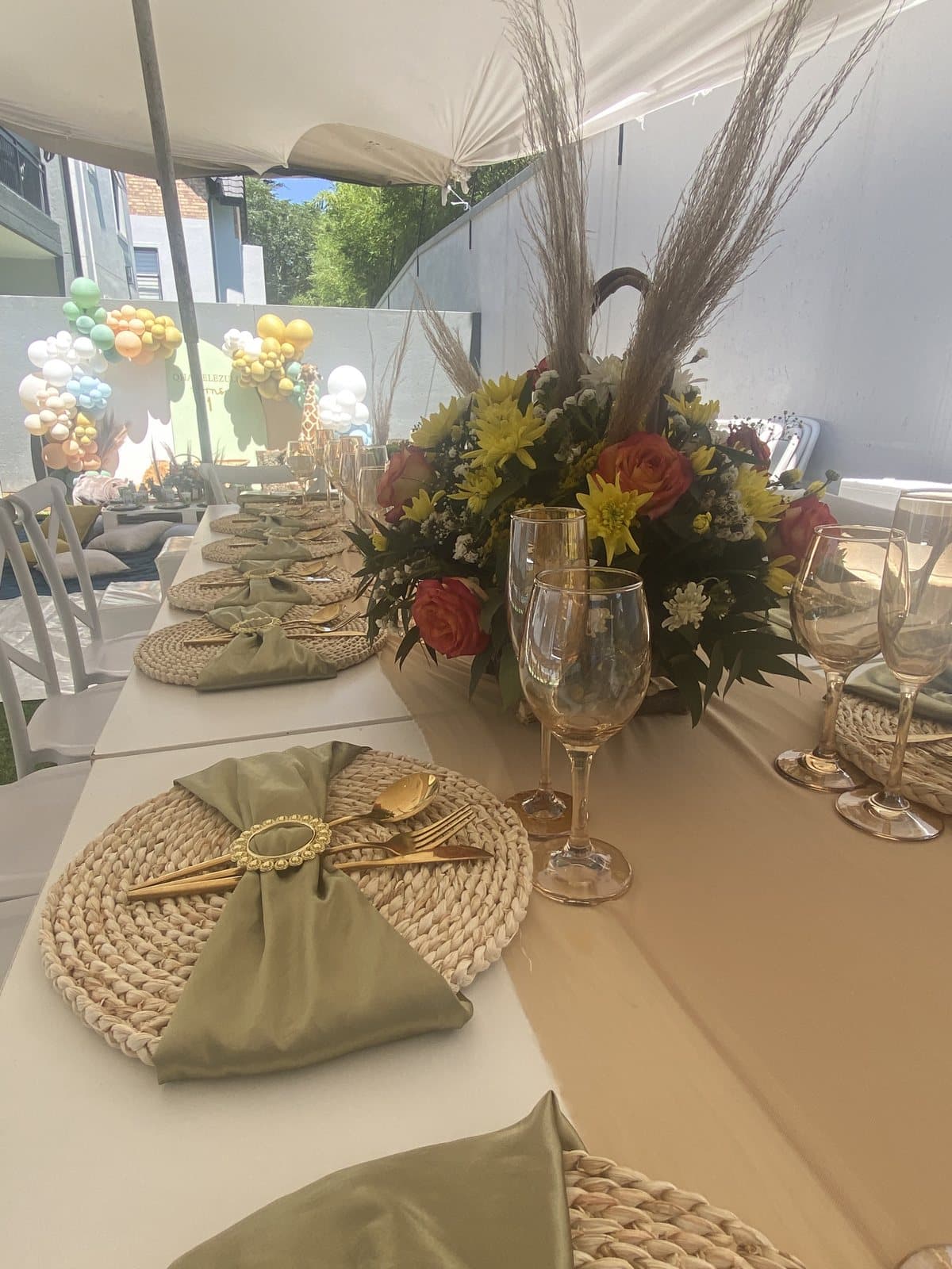 Elegant floral table setting with gold-rimmed plates